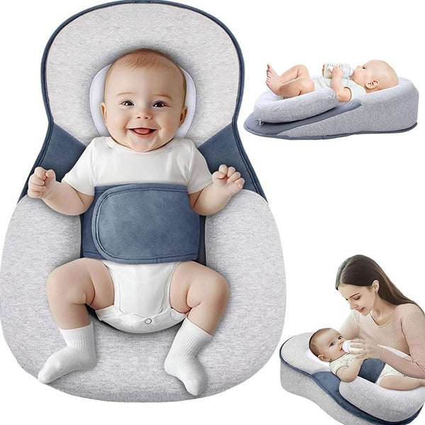 Bébé allongé confortablement dans un Coussin Bébé Anti-Reflux ergonomique avec ceinture de maintien – Cocon d'Ange
