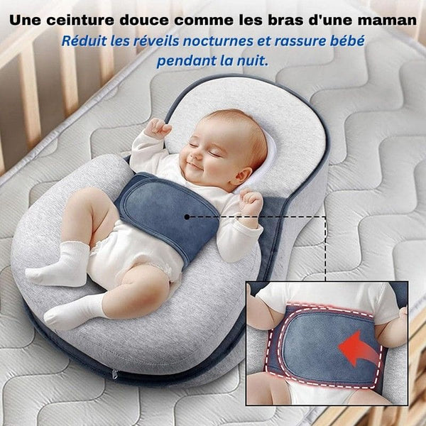 Bébé endormi avec ceinture douce sur le Coussin Bébé Anti-Reflux, effet rassurant – Cocon d'Ange