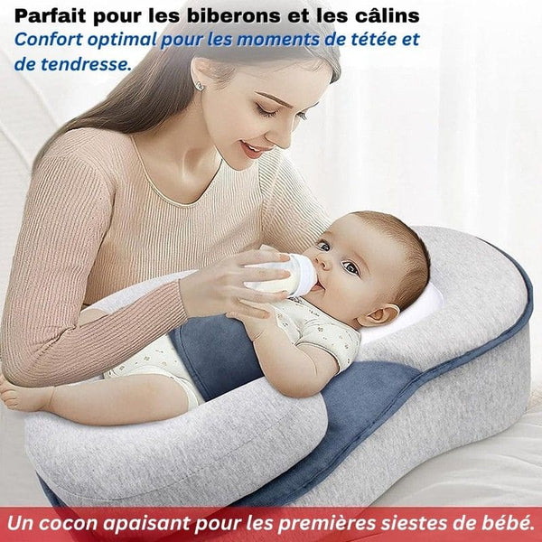 Maman donnant le biberon à bébé installé sur le Coussin Bébé Anti-Reflux, moment de tendresse – Cocon d'Ange