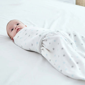 Position ergonomique et ajustée grâce à la Couverture Emmaillotage Bébé.