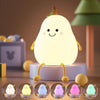 Veilleuse bébé poire multicolore avec six options de lumière LED.