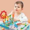 Enfant construisant des formes avec le Jouet Perceuse Visseuse enfant aidant à développer la motricité fine.