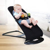 Bébé jouant dans un transat bébé noir avec barre de jouets.