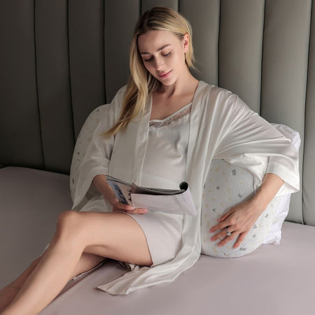 Moment de lecture relaxant avec le Coussin de Grossesse BumpPillow-Duo en soutien.