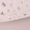 Détail de la fermeture éclair discrète sur le Coussin de Grossesse B.BumpPillow-Duo.