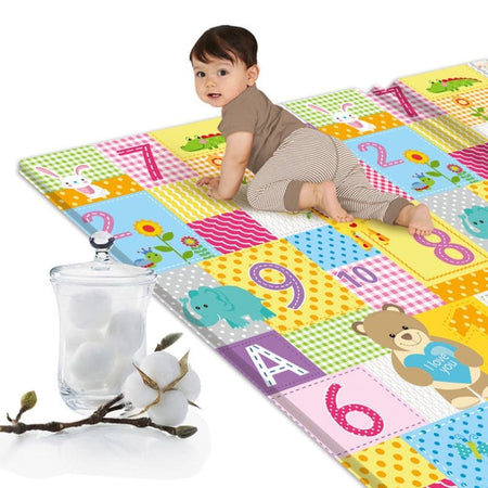 Tapis d'éveil Montessori BabySteps avec bébé en plein apprentissage ludique.