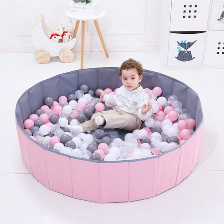 Jeu d'éveil pour bébé dans une piscine à balles bébé élégante.