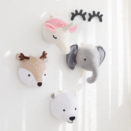 Décoration murale chambre bébé : ensemble de têtes animaux peluche avec licorne, éléphant, cerf et ours blanc.