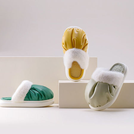 Collection de Chaussons Femme Confort vert, jaune, et gris mettant en avant leur design arrondi et leur fourrure douce.
