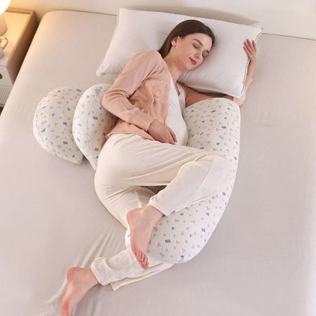Femme enceinte dormant confortablement avec le Coussin de Grossesse BumpPillow-H offrant un soutien optimal et un sommeil réparateur.