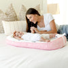 Moment câlin entre maman et bébé avec un Réducteur de Lit Bébé confortable.