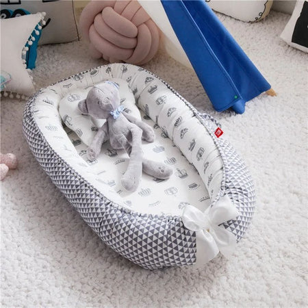 Réducteur de Lit Bébé avec motifs royaux pour une touche de style.