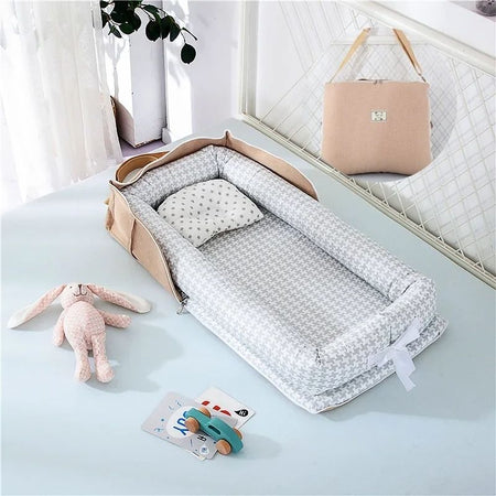 Réducteur de Lit Bébé Gris Chevron, élégant et fonctionnel, parfait pour les déplacements.