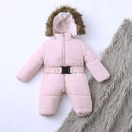 Vue détaillée de la combinaison Hiver Bébé rose avec son intérieur doux et son design confortable.