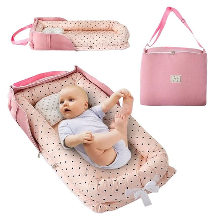 Bébé confortablement installé dans le Réducteur de Lit Bébé rose, complet avec options de transport et de confort parfait pour voyager.