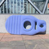 Coussin de Grossesse Gonflable bleu en position horizontale sur une surface dure.