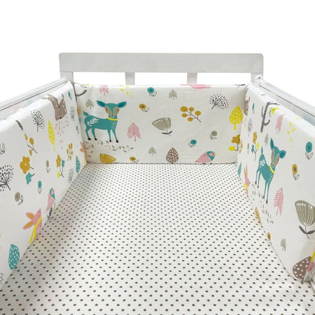 Motif animeux de la forêt pour un Tour de Lit Bébé chic et apaisant.