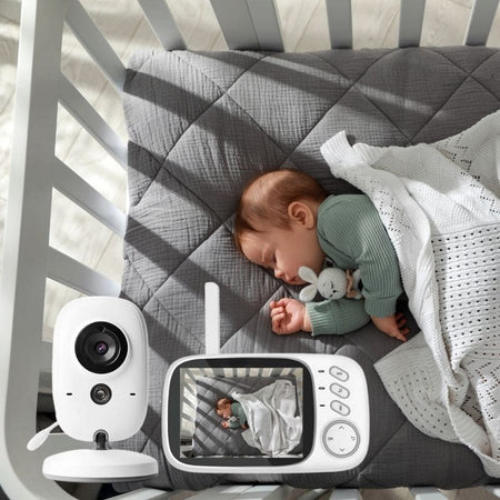 Bébé endormi surveillé avec un babyphone longue portée.