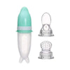 Biberon cuillère en silicone vert avec deux embouts interchangeables pour divers usages.