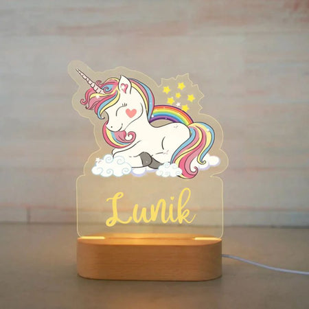 LumiCorn Lunik, veilleuse bébé personnalisée licorne apaisante avec étoiles et nuages.