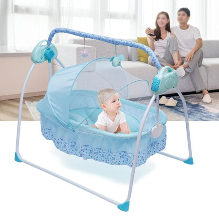 Bébé installé dans un Berceau Bébé Électrique bleu sous une moustiquaire avec parents en arrière-plan.