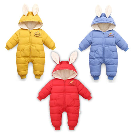 Trois modèles de couleur de la Combinaison Polaire Bébé : jaune, rouge et bleue avec oreilles de lapin.