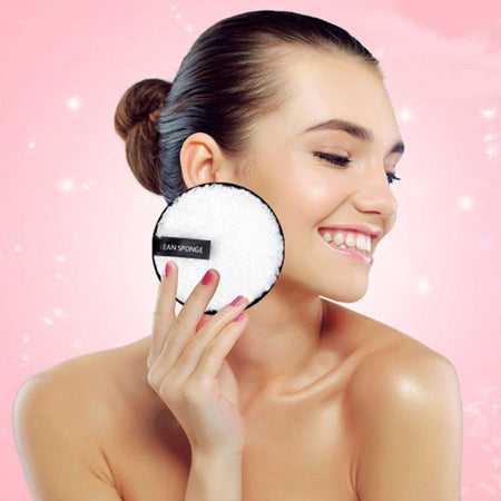 Femme souriante utilisant un coton à démaquiller réutilisable double face, parfait pour toutes les routines de beauté.