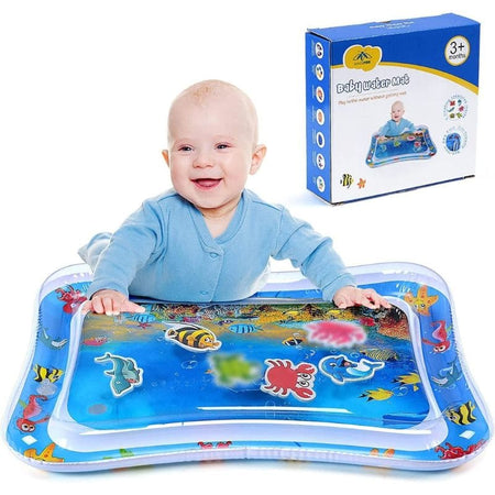 Bébé jouant avec le tapis d'eau bébé BabyFish et sa boîte colorée en arrière-plan.