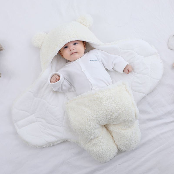 Nid d'ange bébé blanc en forme d'ourson.