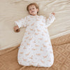 Enfant allongé portant une Gigoteuse Hiver avec motif renards