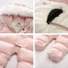 Détails de la Combi Pilote Bébé rose : fourrure douce, moufles, et doublure chaude.