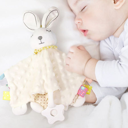 Un Lapin Doudou Bébé tout en peluche moelleuse pour câliner bébé avec douceur.