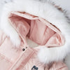 Gros plan sur la Capuche de la Combi Pilote Bébé rose avec fausse fourrure blanche ultra douce.