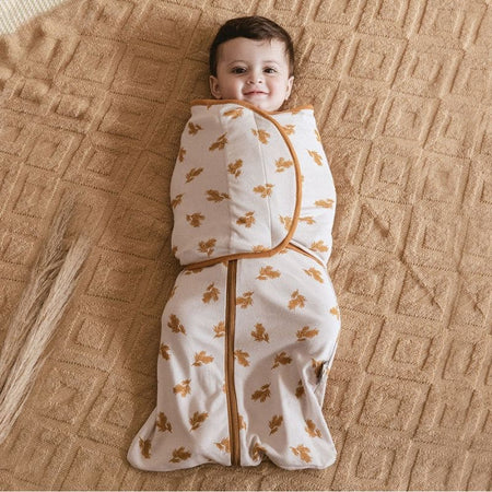 Bébé emmailloté dans une gigoteuse d’emmaillotage d’été motif feuilles – vue fermée