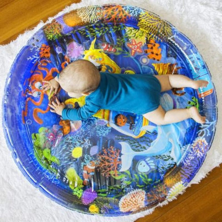 Moment d'exploration et de jeu avec le Tapis d'eau bébé OceanBaby et ses motifs marins captivants.