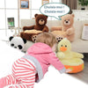 Bébé rampant vers Fauteuil Bébé Animaux canard, entouré d’ours en peluche