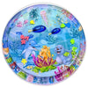 Vue détaillée du Tapis d'eau bébé OceanBaby montrant les jouets flottants pour encourager la curiosité.