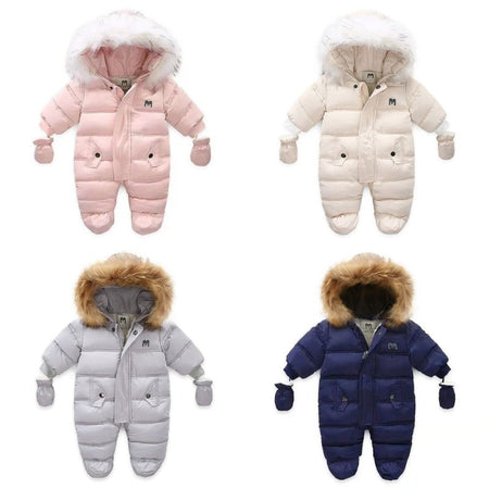 Collection de Combi Pilote Bébé disponible en rose, blanc, gris et bleu marine, avec capuche en fausse fourrure.