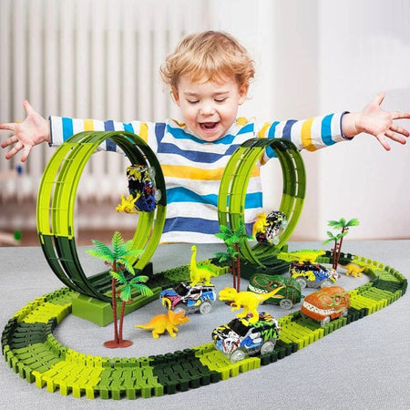 Enfant jouant avec un circuit voiture dinosaure sur une surface gris clair.