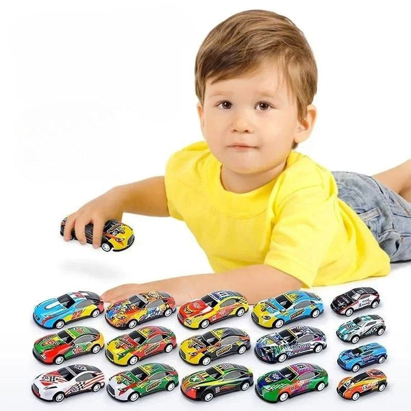 Enfant tenant une voiture miniature avec une collection de voitures colorées sur fond blanc – Camion Dinosaure Transporteur – Circuit Voiture Enfant - Cocon d'Ange.
