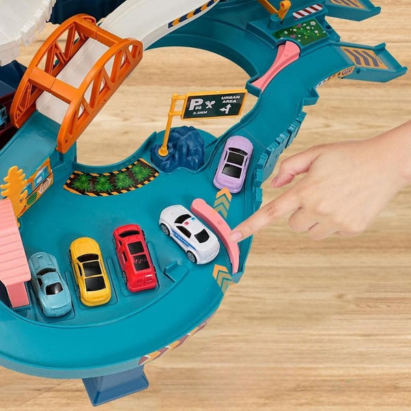 Circuit voiture enfant avec plusieurs voitures sur une piste en bois.