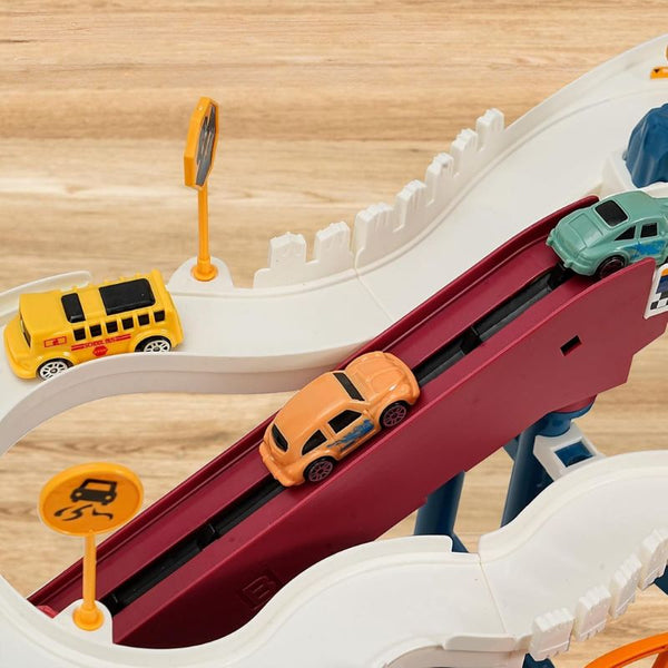 Circuit voiture enfant avec voitures miniatures sur une surface en bois.