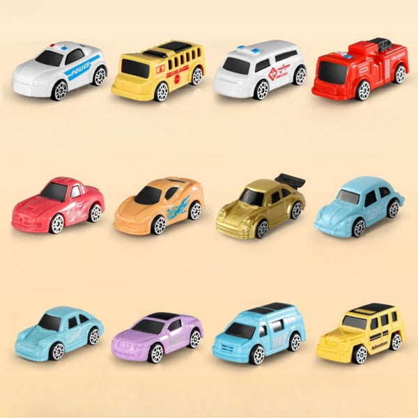 Collection de voitures miniatures colorées sur fond beige – Circuit voiture enfant.