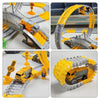 Collage de véhicules de construction jouets d'un Circuit Voiture Enfant sur rails avec diverses structures.