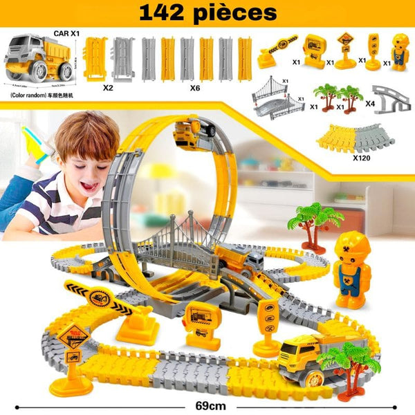 Jeu de rails avec diverses pièces et un garçon jouant avec, pack de 142 pièces du Circuit Voiture Enfant.
