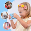 Enfant photographiant avec un Appareil Photo Enfant bleu à Impression Instantanée lors d’un anniversaire