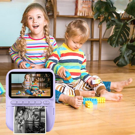 Enfants jouant avec un Appareil Photo Enfant violet à Impression Instantanée – Cocon d'Ange