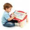 Enfant utilisant l'ardoise magnétique DoodlePad rouge sur pieds avec son stylet - Cocon d'Ange