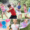 Bataille d'eau entre enfants dans un jardin avec les bombes à eau réutilisables SplashBall et détails du remplissage - Cocon d'Ange