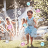 Fillette courant sous l'eau dans un jardin, entourée de bombes à eau réutilisables SplashBall multicolores - Cocon d'Ange